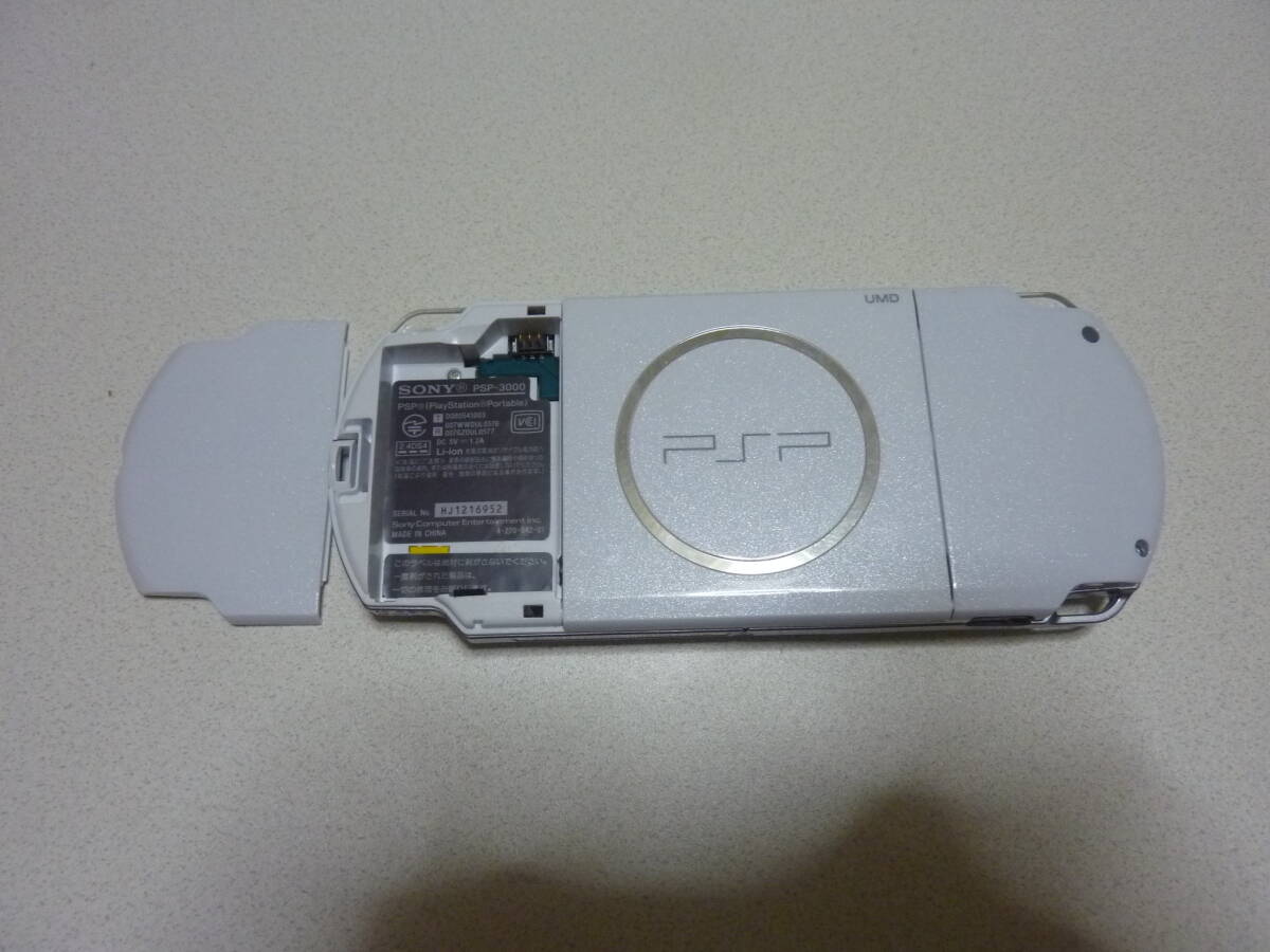 PlayStationPortable PSP-3000 パール・ホワイト 本体とメモリースティック４GBとACアダプター付き 動作確認済の割と奇麗なジャンク扱い品_保護シールも貼付されています