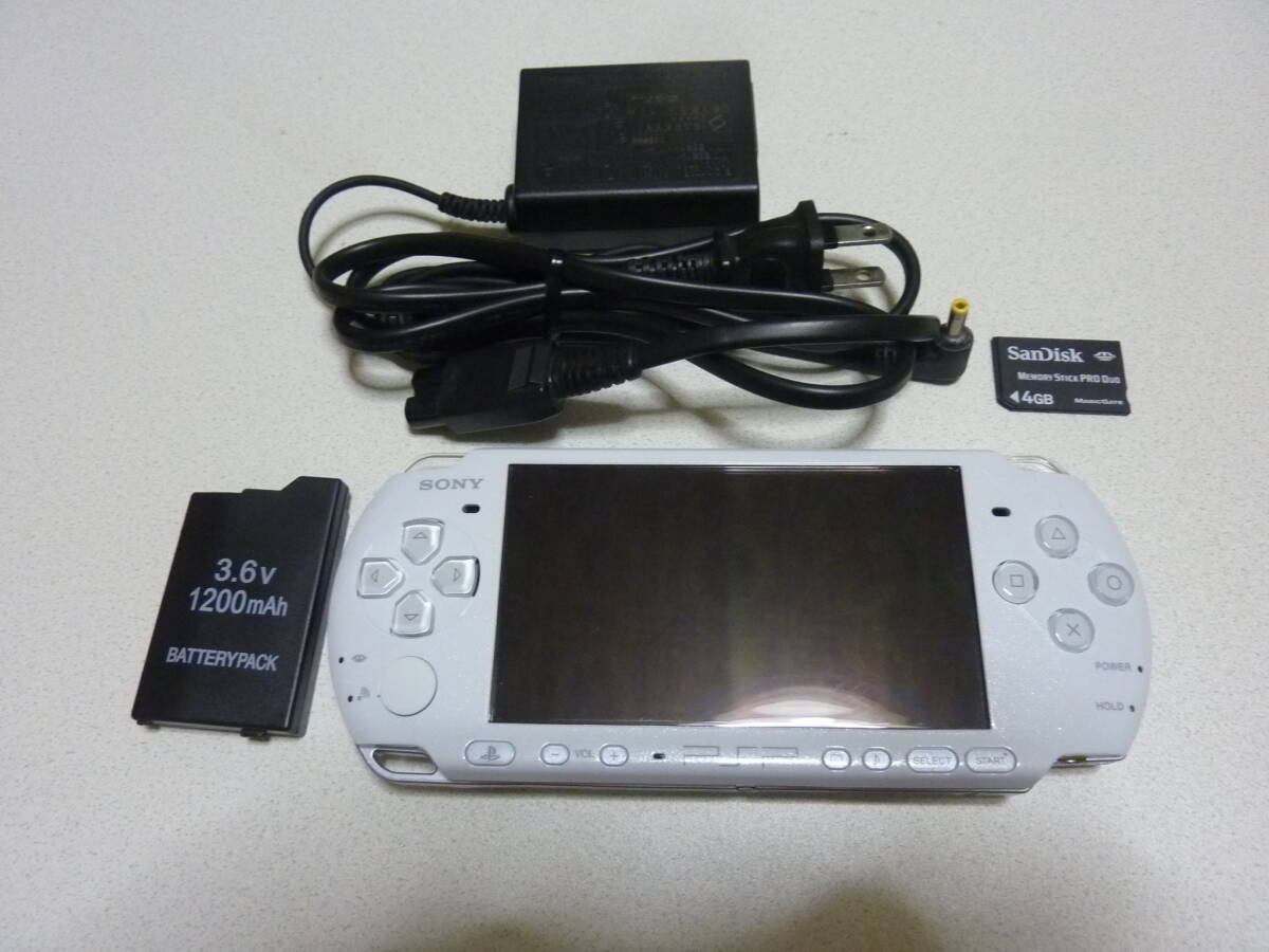 PlayStationPortable PSP-3000 パール・ホワイト 本体とメモリースティック４GBとACアダプター付き 動作確認済の割と奇麗なジャンク扱い品_バッテリー（互換品）付きです