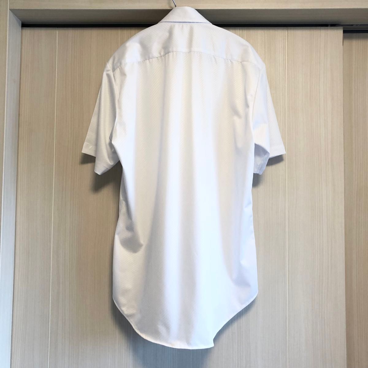 【美品】半袖ボタンダウンシャツ ワイシャツ ホワイト 斜めシャドーストライプ M ノンアイロン 黒ボタン 襟裏切り替え スリム 