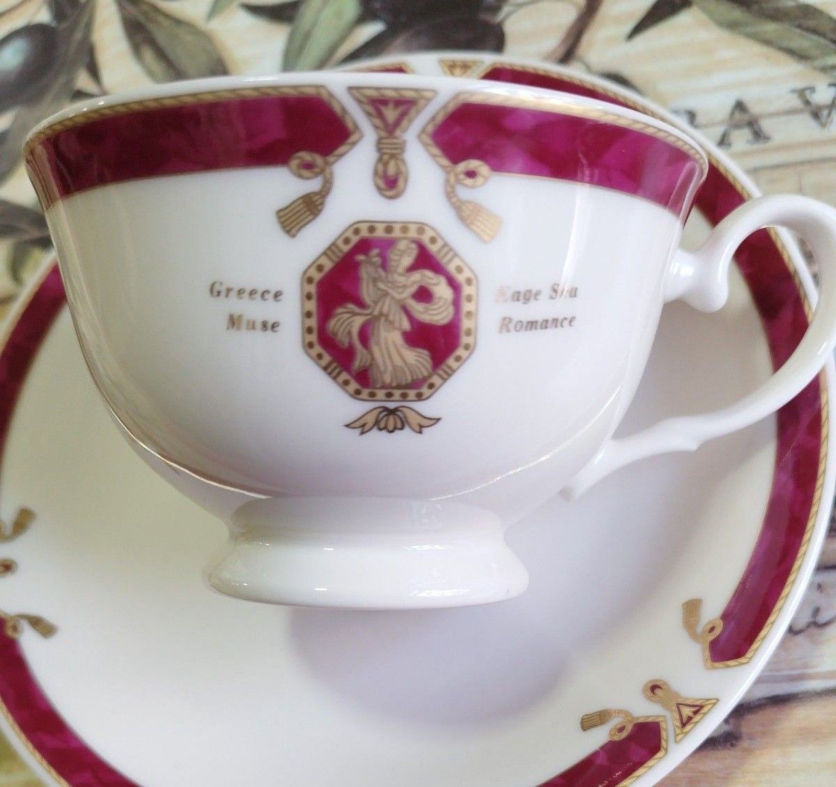 高級 美濃焼　エーゲロマンスのコーヒーカップアンドソーサー 三客セット赤紫と金彩のコンビネーションが豪華　さを醸し出してます。 