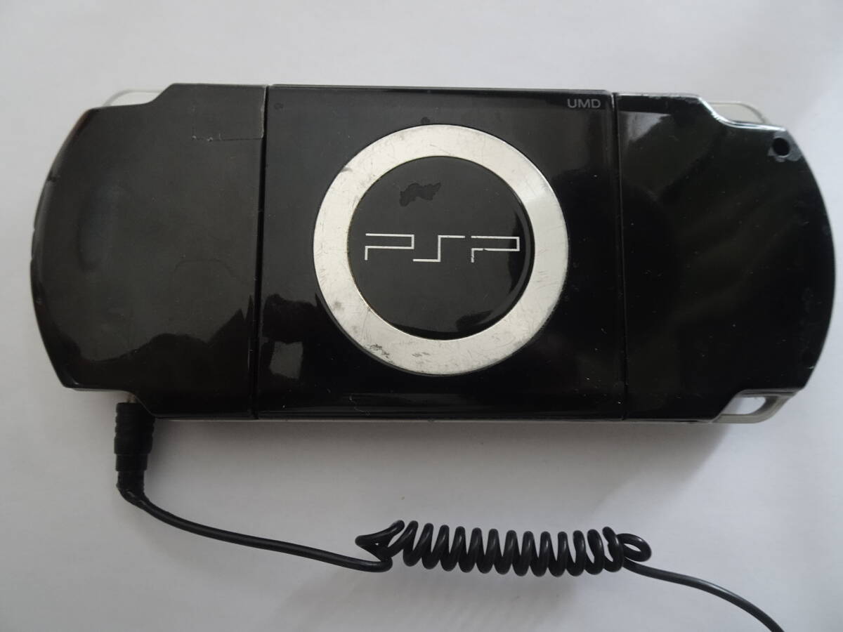 ソニー PSP-2000 ブラック本体 中古動作品 互換バッテリ 8GBメモリー スティック USB充電コード 互換充電器付の画像3