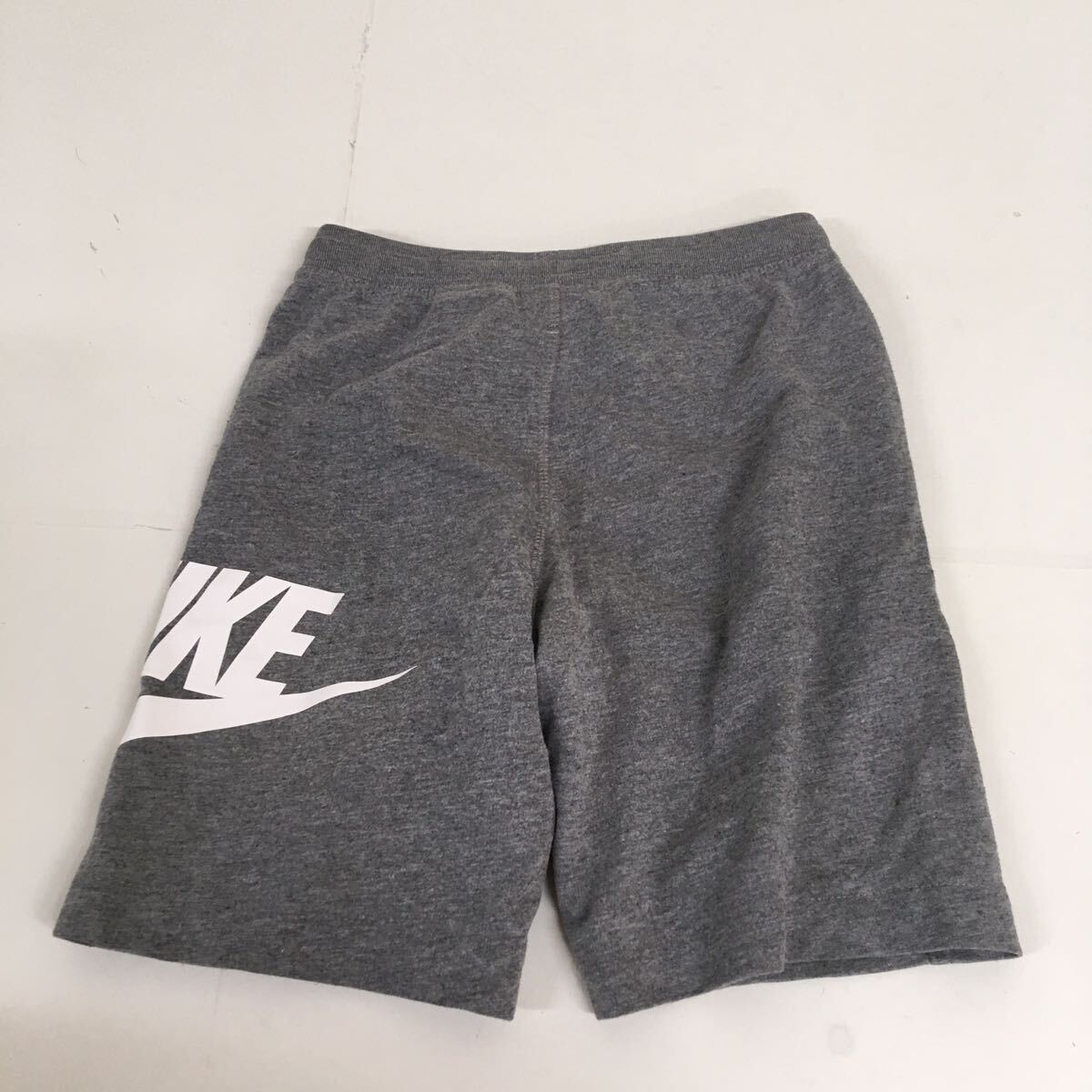 送料無料★NIKE ナイキ★スウェットパンツ　ハーフパンツ★男女兼用　キッズ　子供　116-122㎝　6-7YRS グレー#60514sjj17_画像3