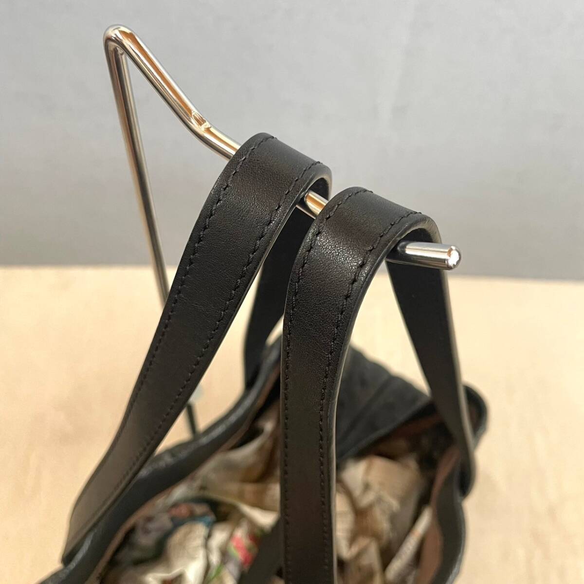 1円 未使用級 A4収納 ジミーチュウ JIMMY CHOO ピムリコ トートバッグ ビジネスバッグ エンボス スター 肩掛け 黒 レザー 大容量 メンズ_画像9