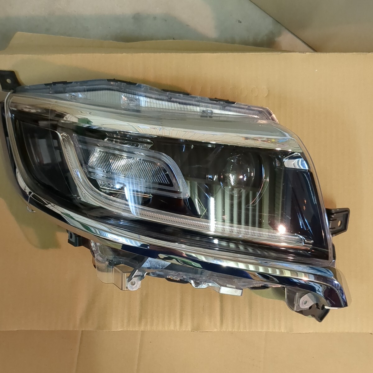  Suzuki Spacia custom right head light MK53S