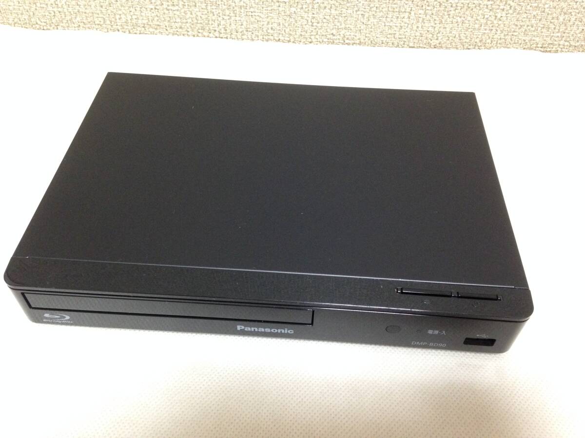 送料無料　パナソニック　ブルーレイ/DVDプレーヤー DMP-BD90-K 動作確認済み中古品　すぐ使えるリモコン、HDMIケーブル、電池付き_前面や天面にすり傷がございます。