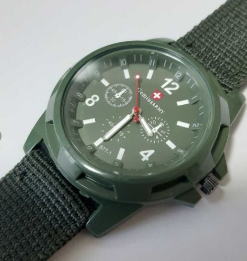 大人気！新品　未使用　アーミーウォッチ ミリタリーウォッチ メンズ 腕時計 アナログ 緑 グリーン　バンド幅：20mm　ダイヤル直径：40mm_画像1