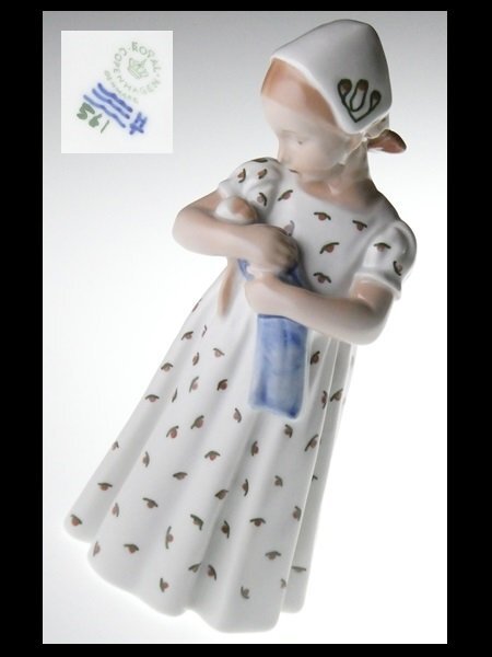 n652 ロイヤルコペンハーゲン ハンドペイント 人形を抱く少女 フィギュリン 飾物の画像1
