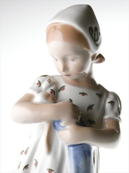 n652 ロイヤルコペンハーゲン ハンドペイント 人形を抱く少女 フィギュリン 飾物の画像4