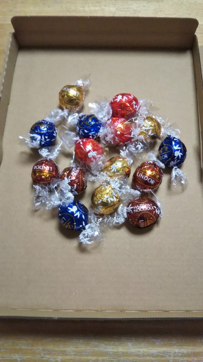 送料無料 ☆コストコ☆リンツ リンドール アソート4種類 16個 コストコ チョコレート☆ Lindt LINDOR Costco☆の画像4