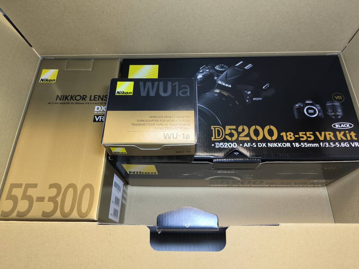 【中古・美品】 Nikon ニコン D5200 ダブルズームレンズキット + WiFi接続機器(WU-1a)の画像1