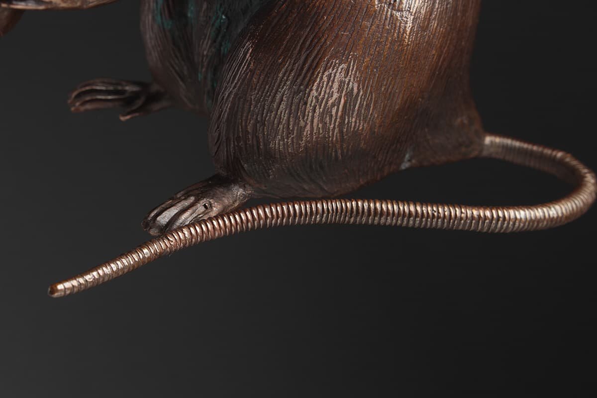 ES294 【金工家 大森孝志 作】蝋型鋳銅 鼠「春風」置物 幅14cm 重1.1kg 共箱附・ネズミ・ねずみ・「栗を持つ鼠」の画像8