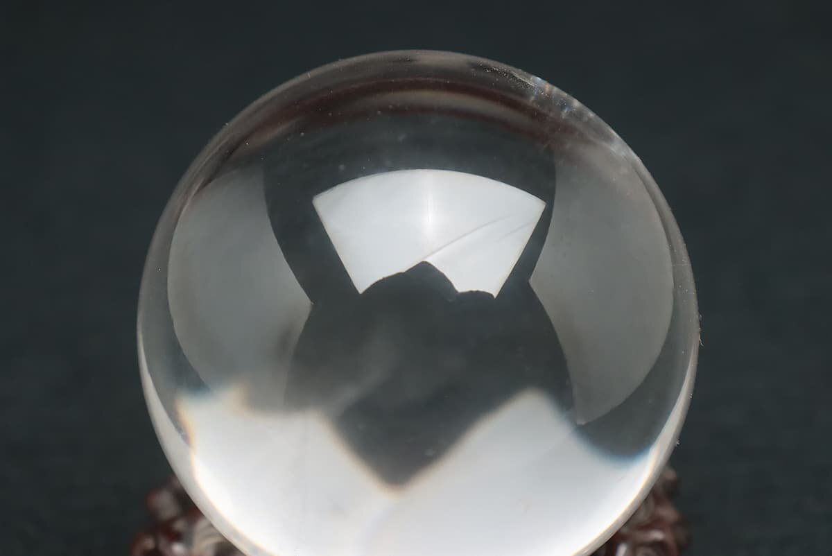 ES183 天然水晶玉 径5.7cm 重270g 木彫波彫台座付 木箱附・本水晶玉・天然白水晶球 置物(擺件)の画像2