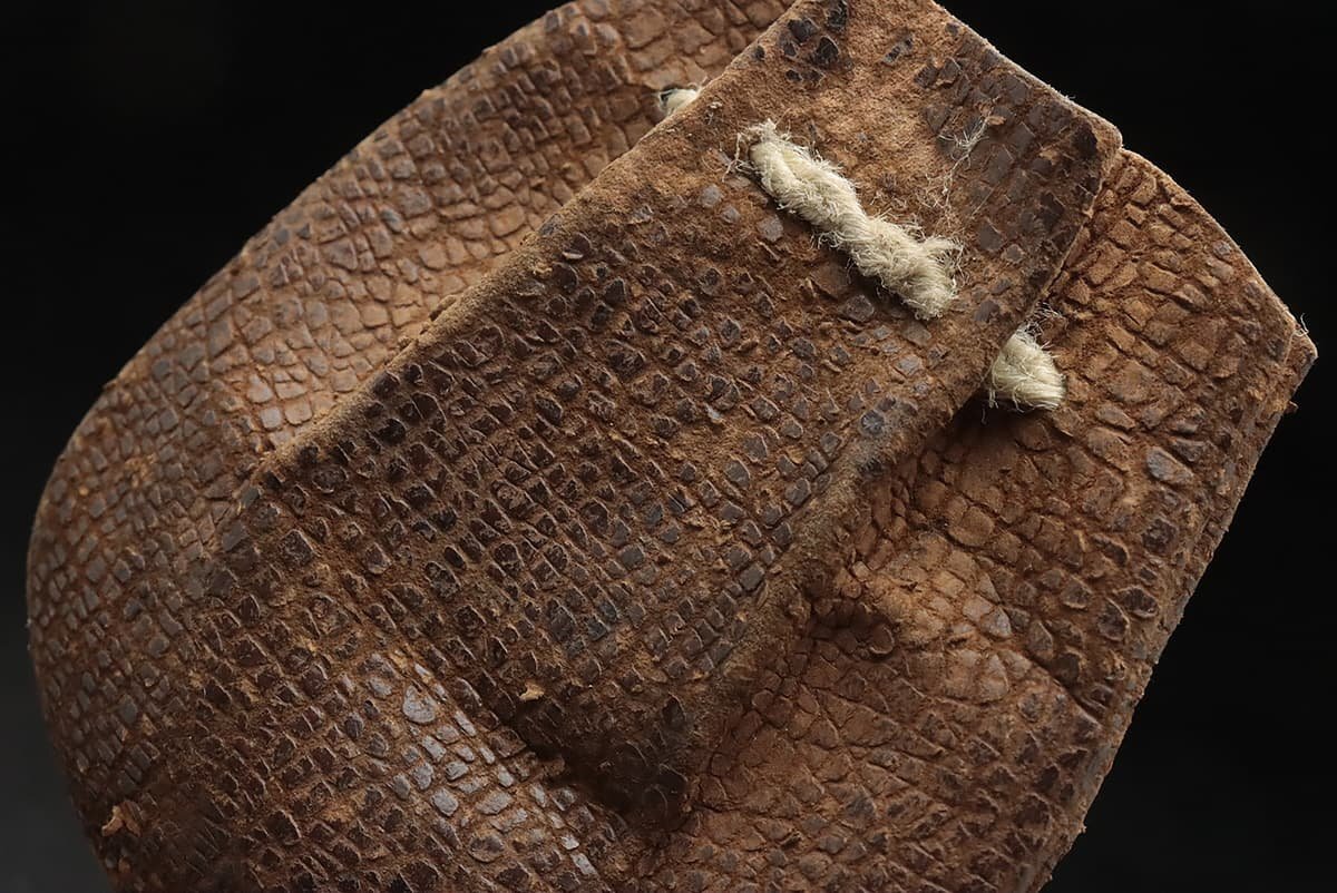 JK737 時代提げ物 革製腰提・革製腰巾着 縦11.5cm 骨彫人物根付 総重60g・一つ提たばこ入れの画像5