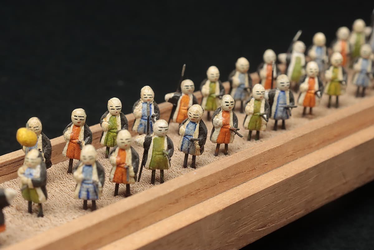 ER270 伝統工芸 微細彫刻 彩色「大名行列」置物 全長106cm 三箱 総勢102名(馬含)・豆人形 日本人形の画像9