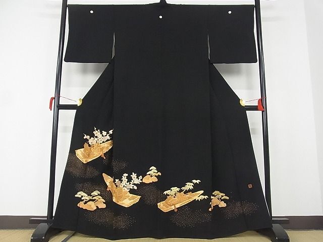 平和屋-こころ店■豪華黒留袖　作家物　駒刺繍　刺繍　相良刺繍　松竹梅　宝舟　正絹　逸品　AAAD6705Bwt_画像2