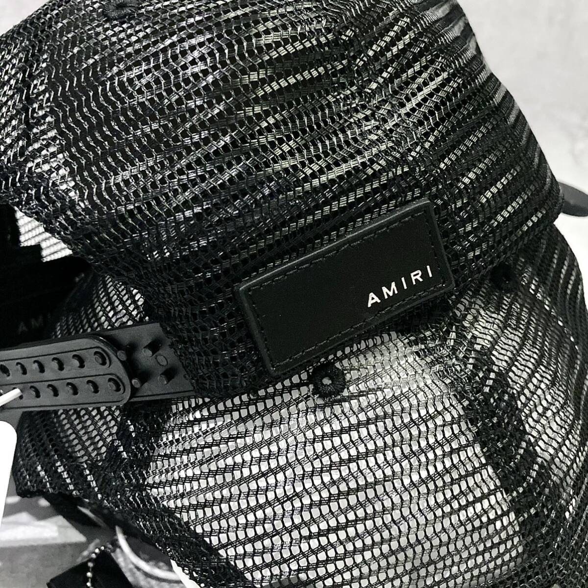 新品正規品 定価6.6万円 AMIRI 23FW STAGGERED LOGO TRUCKER HAT CAP / BLK アミリ スナップバック トラッカーキャップ 帽子 平野紫耀