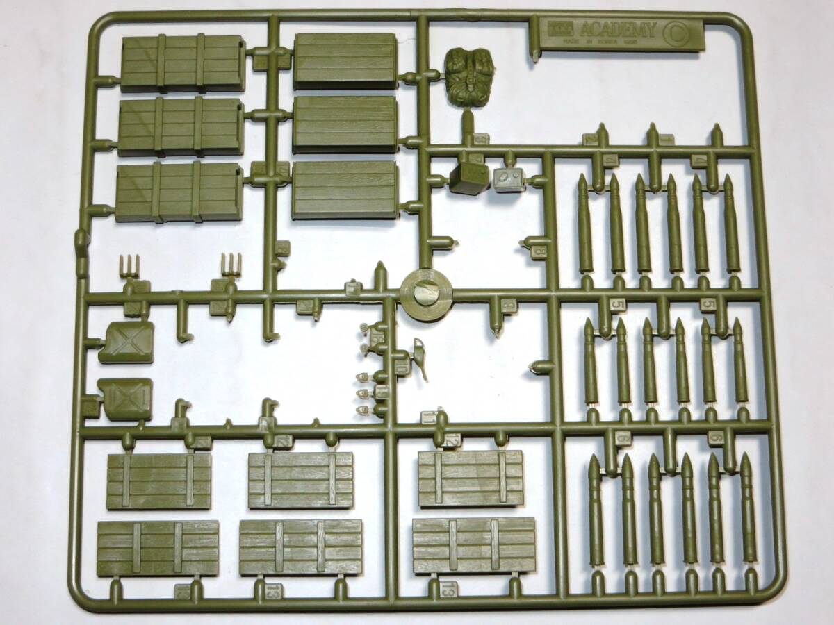 アカデミー ドイツ 戦車兵 燃料弾薬補給セット×2 ※但し、1点はジャンク 1/35_画像5の欠品ありのランナー