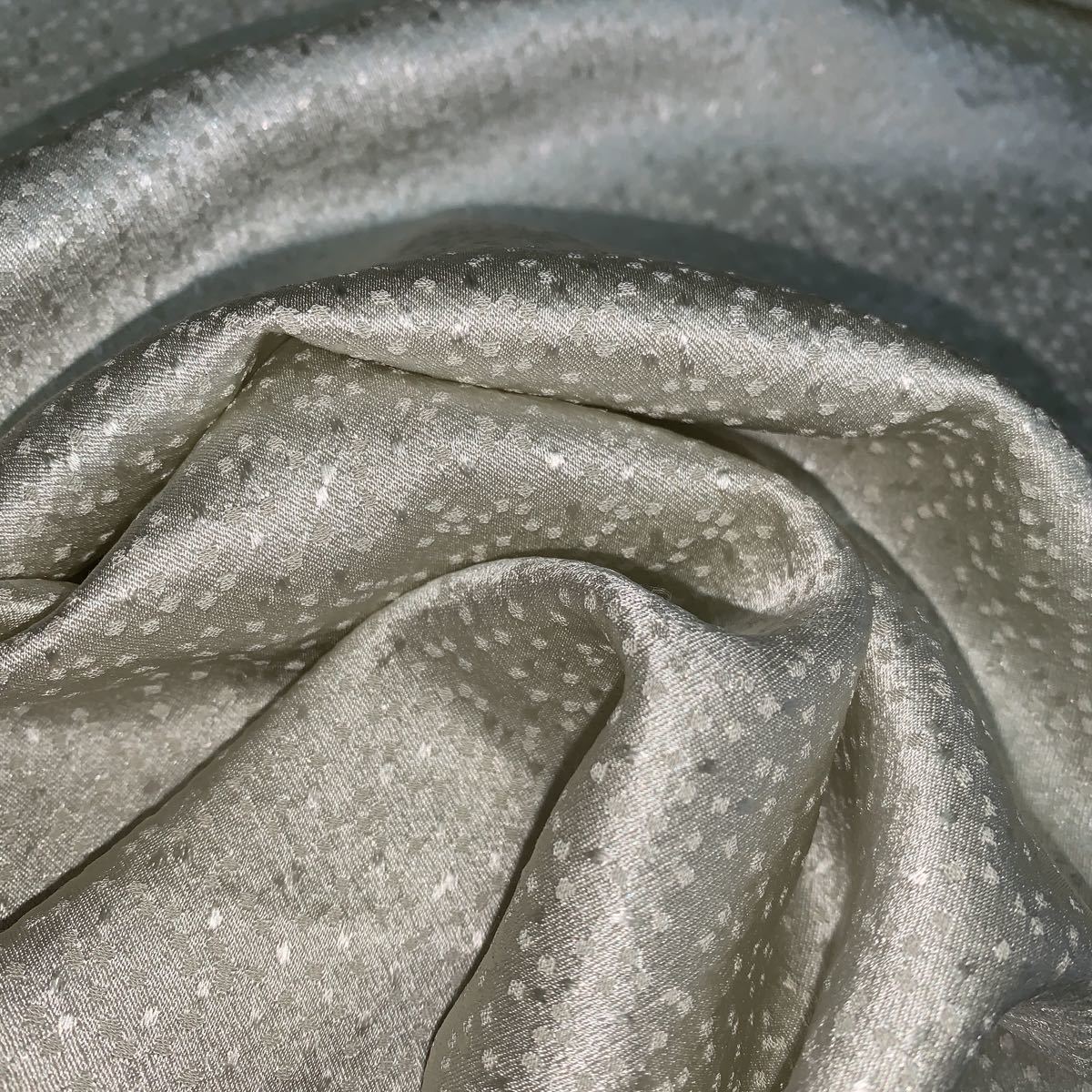正絹　着物ハギレ　約36×77 薄緑シルバー　パールシルバー のり散らし 光沢 銀_画像4
