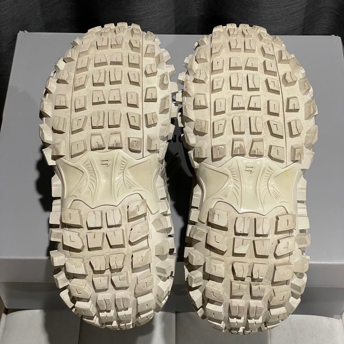 BALENCIAGA BOUNCER 41 ベージュ レシート付き 直営店購入 BALENCIAGA BOUNCER 41 ベージュ レシート付き 直営店購入