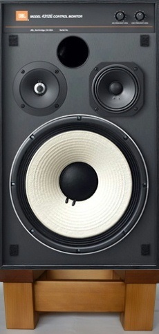 ♪音質性能UP！■ スピーカースタンド JBL4312 シリーズなど（マットブラック色）■青森ヒバ製 新品 ペア（2台）特典あり！speaker stand _スピーカー搭載イメージ(ブラウン色）