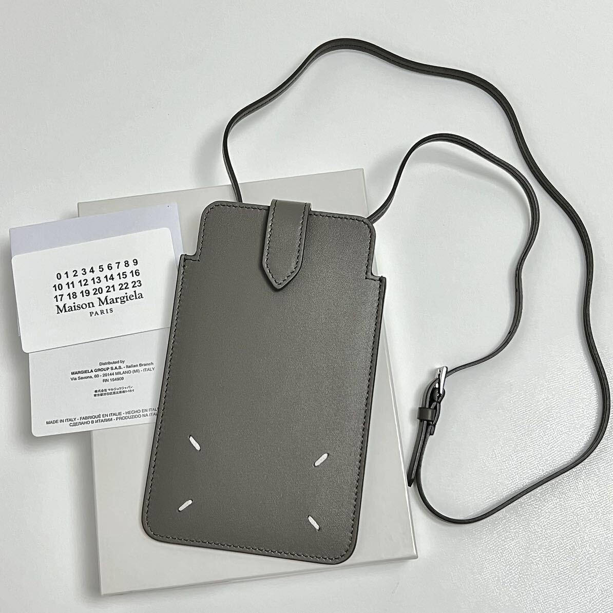 新品 メゾンマルジェラ 4ステッチ レザー スマートフォン ポーチ 新品 メゾンマルジェラ 4ステッチ レザー スマートフォン ポーチ