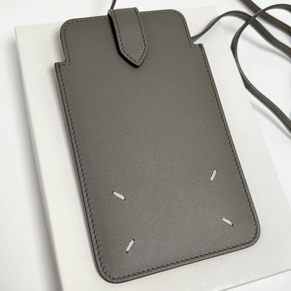 新品 メゾンマルジェラ 4ステッチ レザー スマートフォン ポーチ 新品 メゾンマルジェラ 4ステッチ レザー スマートフォン ポーチ