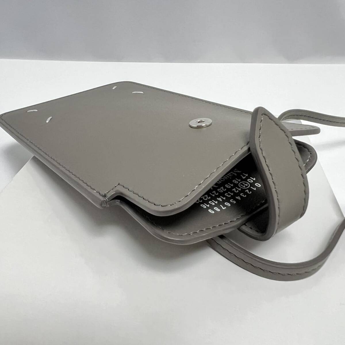 新品 メゾンマルジェラ 4ステッチ レザー スマートフォン ポーチ 新品 メゾンマルジェラ 4ステッチ レザー スマートフォン ポーチ
