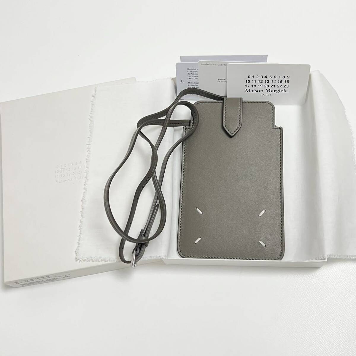 新品 メゾンマルジェラ 4ステッチ レザー スマートフォン ポーチ 新品 メゾンマルジェラ 4ステッチ レザー スマートフォン ポーチ
