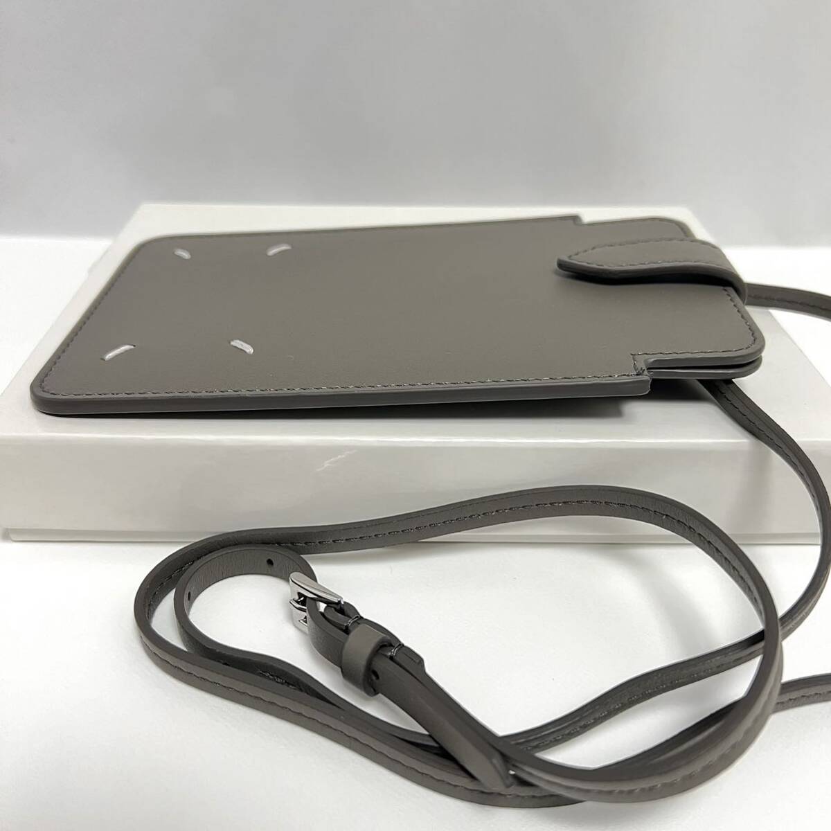 新品 メゾンマルジェラ 4ステッチ レザー スマートフォン ポーチ 新品 メゾンマルジェラ 4ステッチ レザー スマートフォン ポーチ
