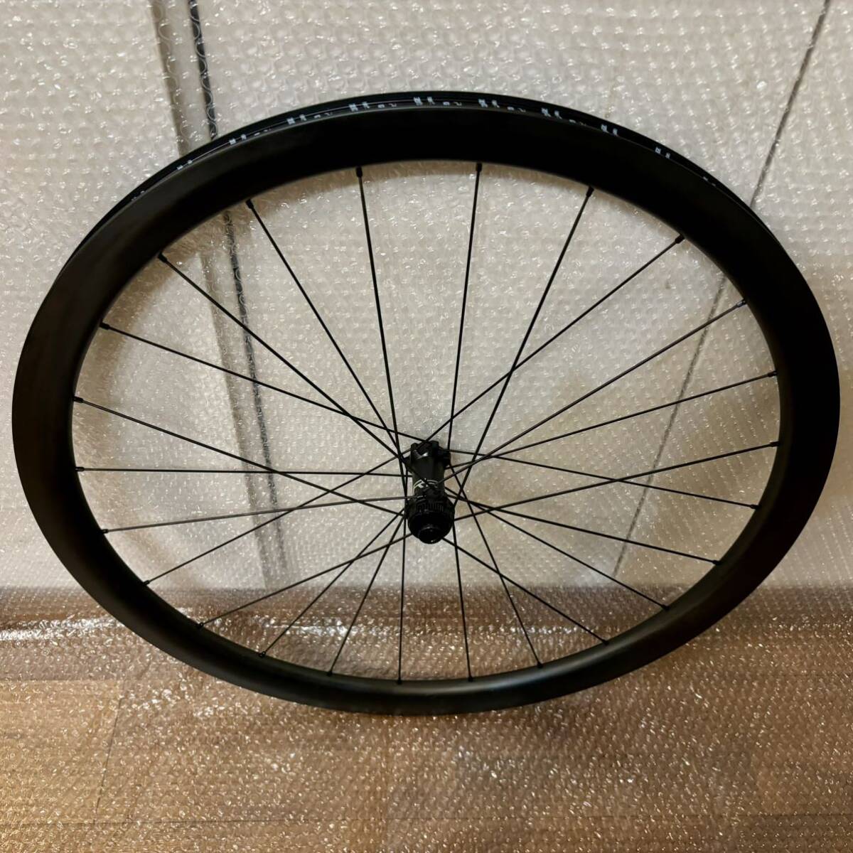 カーボン ディスクブレーキ ホイール フックレス チューブレス ロードバイク 700C 超軽量 TLR センターロック DISC ZIPP SHIMANO シマノ_画像6