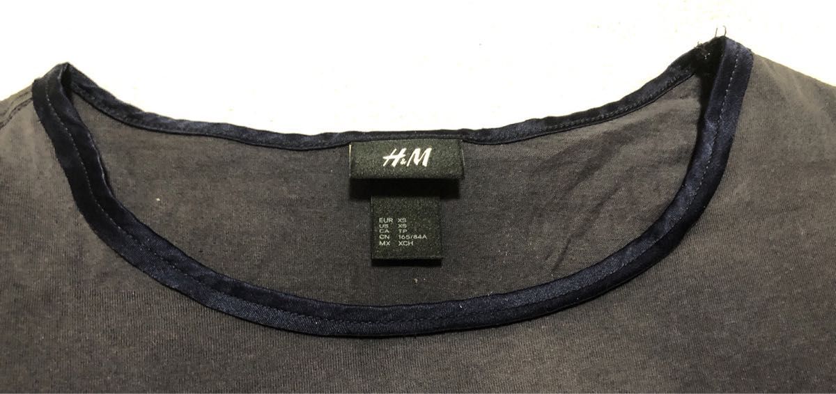 H&M 光沢襟リブ ネイビーTシャツ