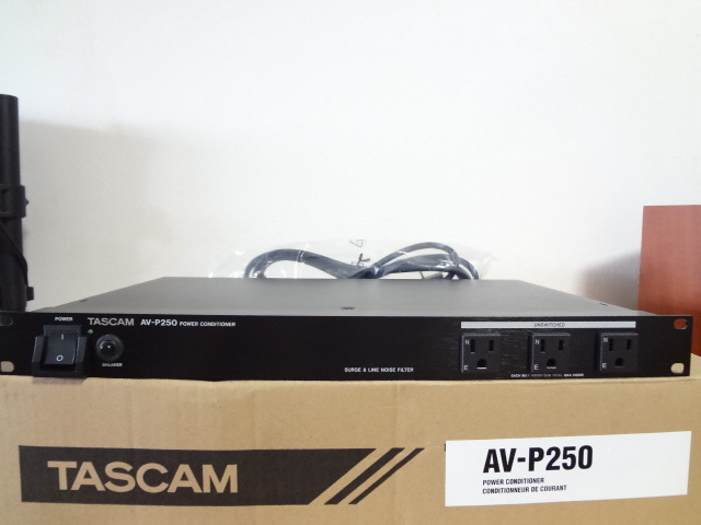 美品 TASCAM パワーディストリビューター／コンディショナー AV-P250_画像1