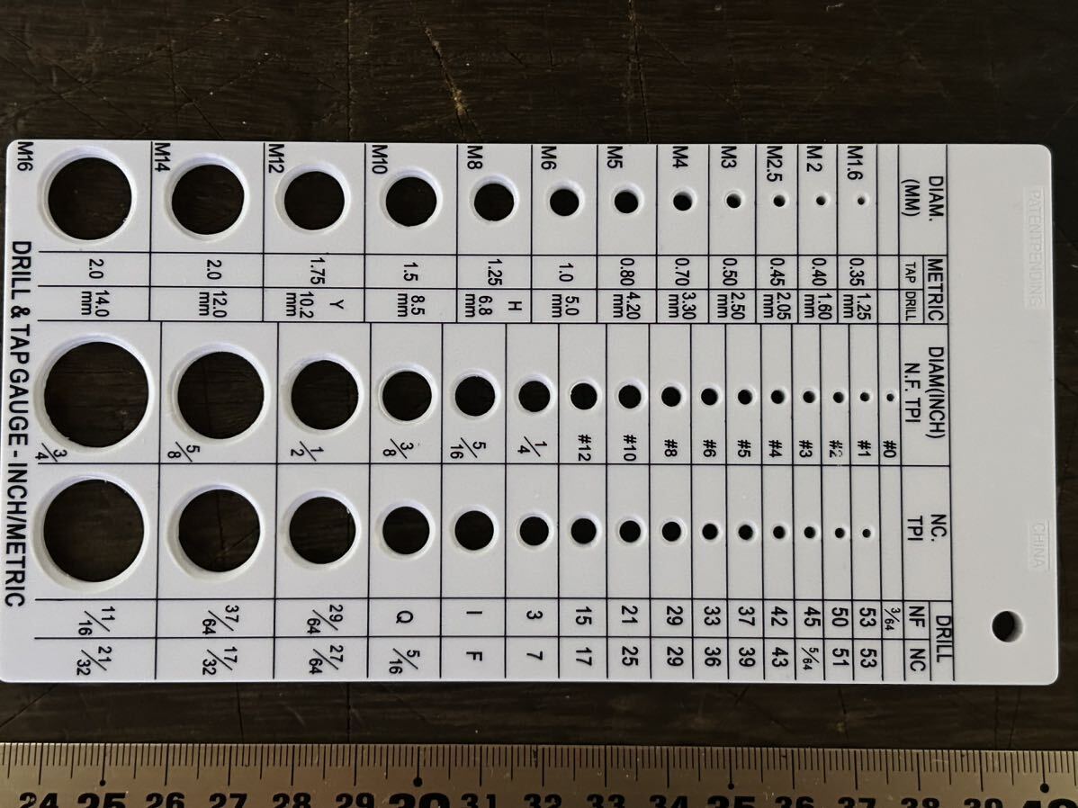 [TO]ネジのピッチが確認できる簡易計測ツール スレッドチェッカー② 樹脂製 エレキギターのインチやミリやサイズの確認などに大変便利_画像2