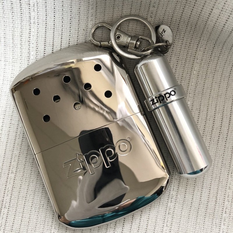 美品 ZIPPO ジッポー カイロ ハンディーウォーマー オイル 充填式 キャンプ アウトドア オイル携帯用 キーホルダー アルミ IW405AZ01ZPP//_画像1