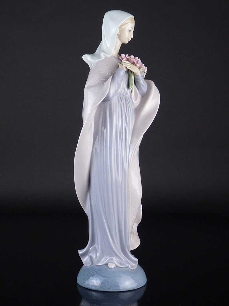 【扇屋】リヤドロ 花束を持つ婦人 高さ 約31.5cm 幅 約13.5cm×約8.5cm LLADRO フィギュリン 陶磁器 人形 西洋 女性 置物 F-1_画像3