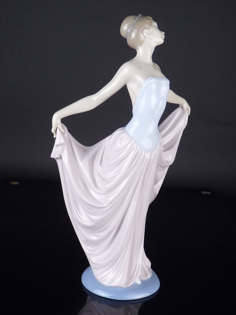 【扇屋】リヤドロ 踊る少女 高さ 約30cm 幅 約17.5cm×約9.5cm LLADRO フィギュリン 陶磁器 人形 西洋 女性 ドレス アンティーク 置物_画像4