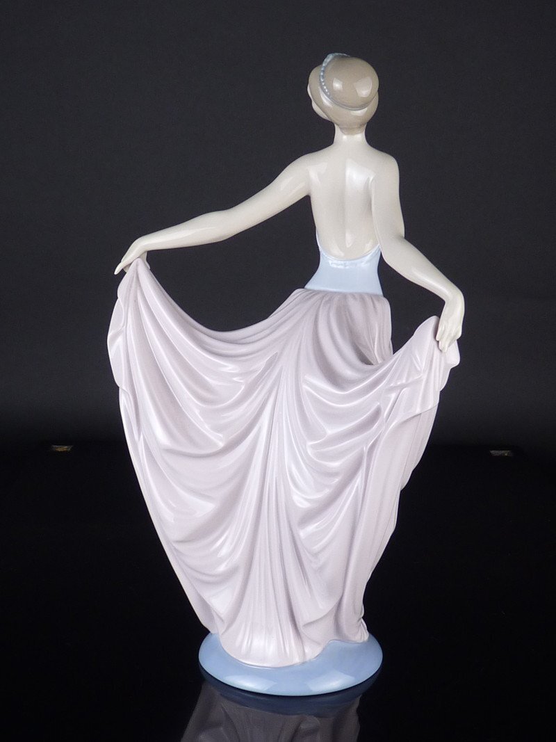 【扇屋】リヤドロ 踊る少女 高さ 約30cm 幅 約17.5cm×約9.5cm LLADRO フィギュリン 陶磁器 人形 西洋 女性 ドレス アンティーク 置物_画像5