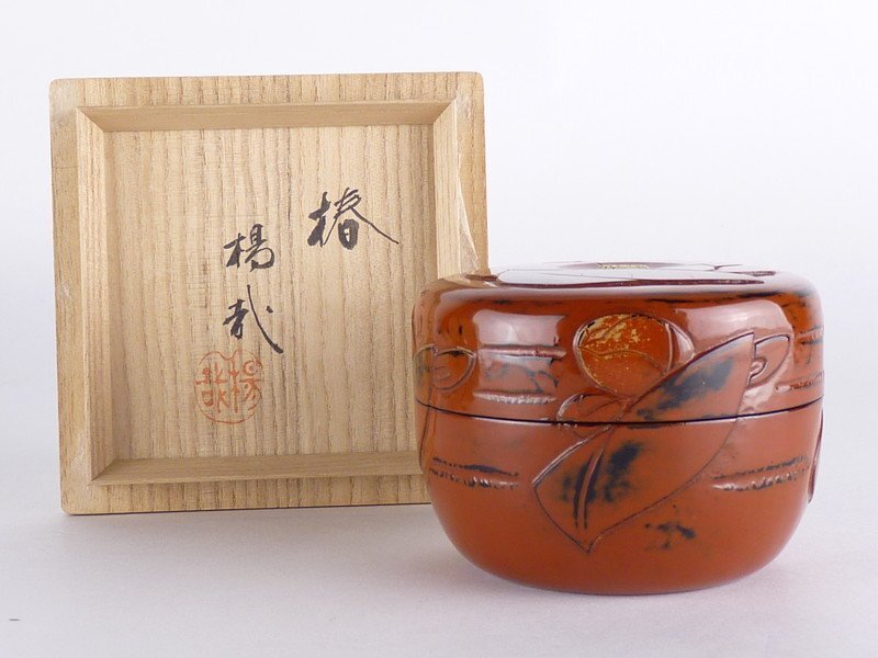 【扇屋】楊哉「椿」漆茶入 共箱 高さ 約6cm 幅 約8cm 木製 彫漆 棗 香合 茶器 茶壷 平棗 茶碗 茶道具 漆器 漆芸_画像9