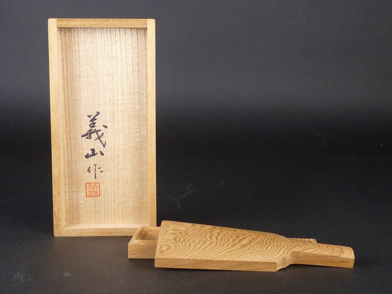 【扇屋】義山 作「香合 羽子板」共箱 幅 約14cm 高さ 約2cm 木製 棗 香合 茶碗 茶道具 T_画像2