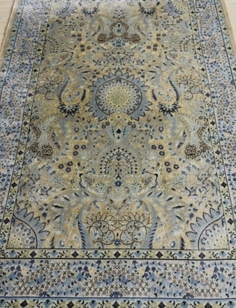 百貨店展示品　シルク100％ 最高峰225万ノット　イラン産　手織り 高級ペルシャ絨毯 101×152cm　#5_画像1