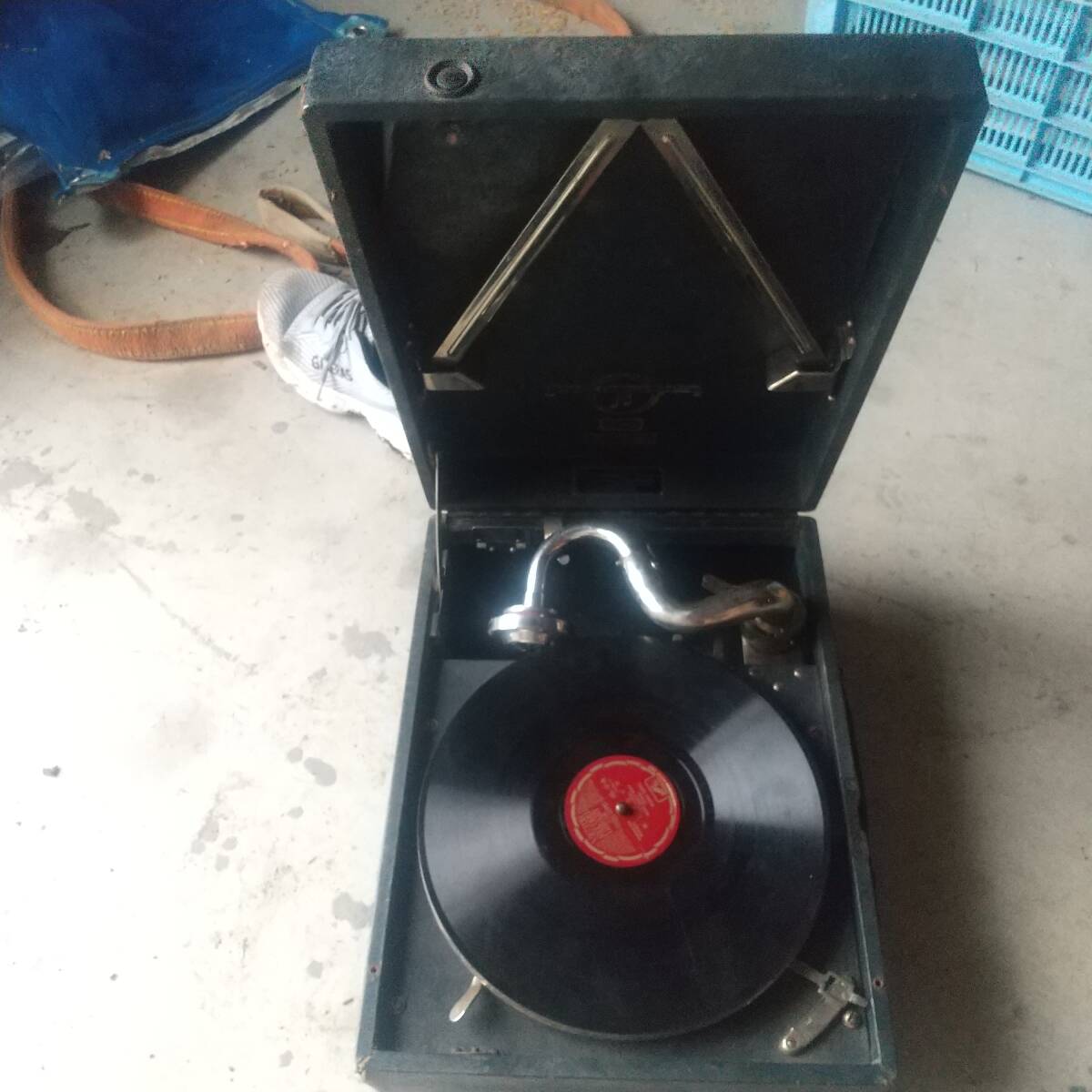 ( Hyogo prefecture )Columbia Colombia portable gramophone MODEL-NO. 203