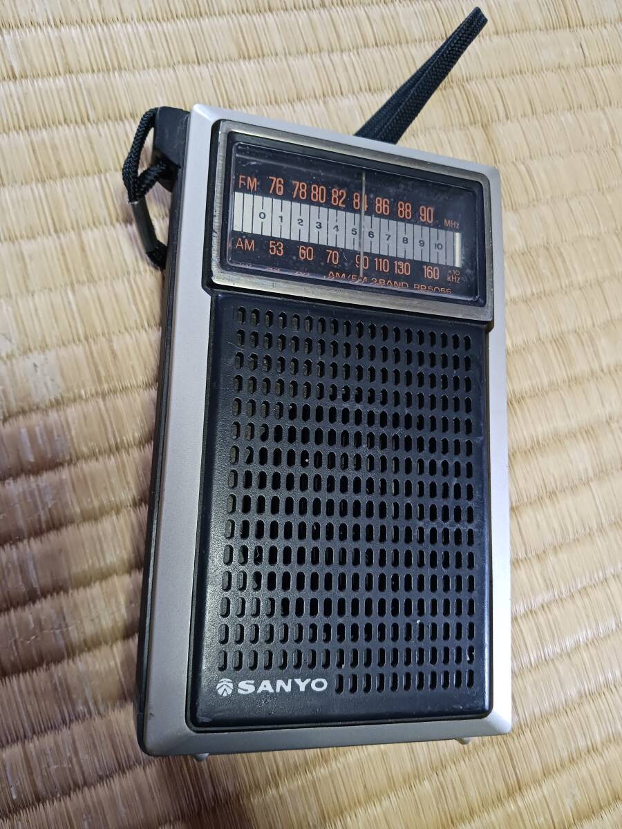 SANYO AM/FM 2BAND No.RP5055 long-term keeping goods present condition Junk * part removing for 