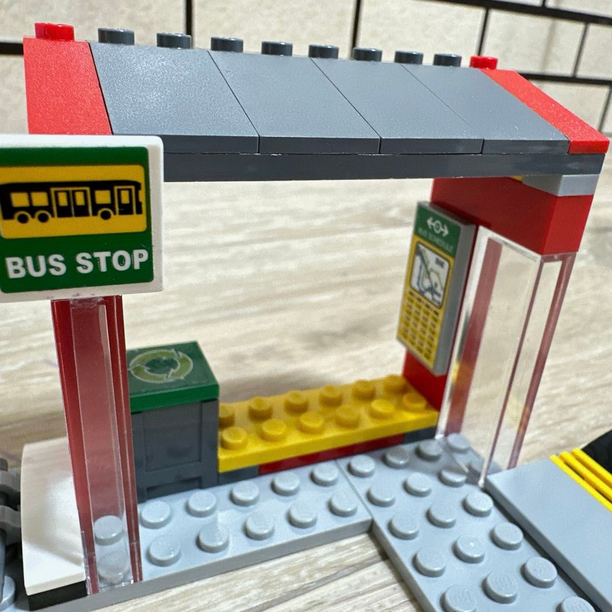 LEGO CITY レゴシティ バス停留所 60154 ミニフィグ6体+1匹+ LEGO CITY レゴシティ バス停留所 60154 ミニフィグ6体+1匹+