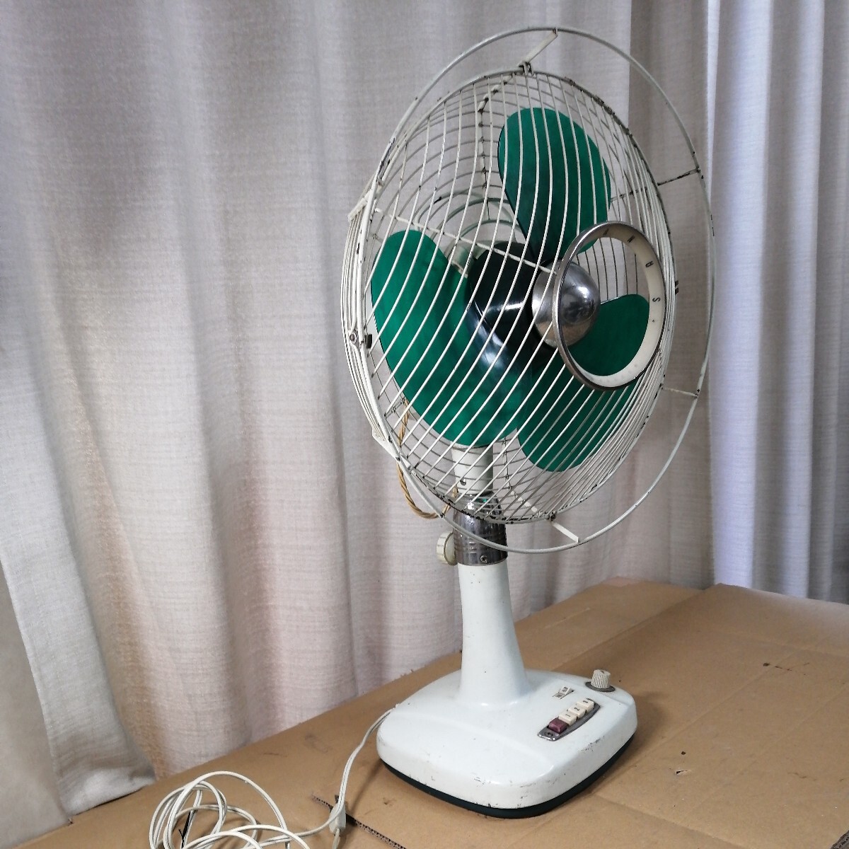 通電確認済 扇風機 昭和レトロ SANYO サンヨー アンティーク electric fan TYPE EF-323 ジャンク品 52106w_画像4