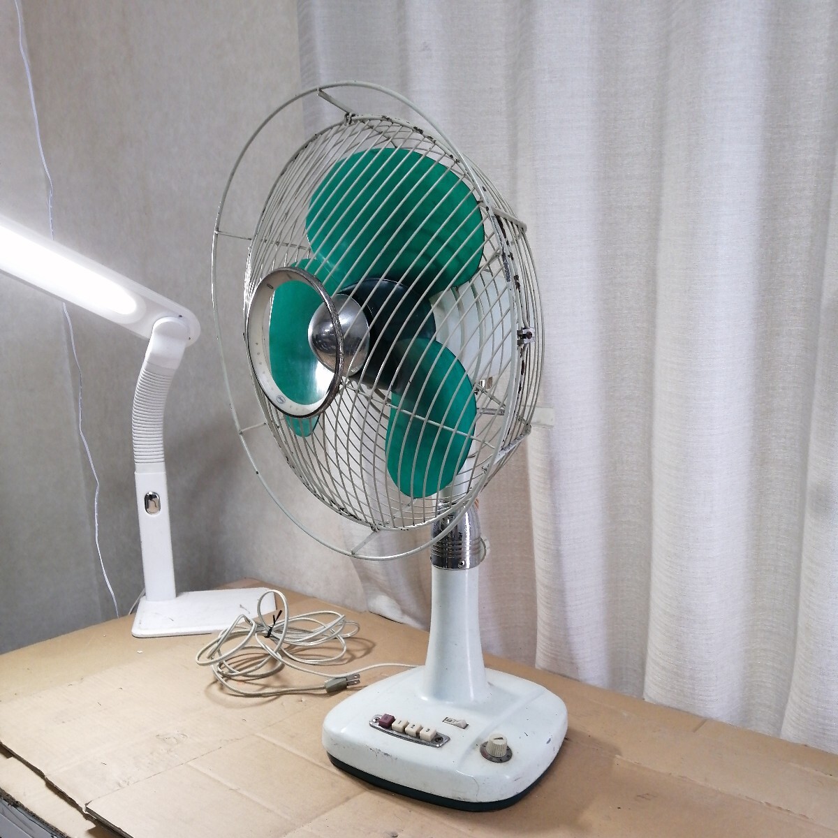通電確認済 扇風機 昭和レトロ SANYO サンヨー アンティーク electric fan TYPE EF-323 ジャンク品 52106w_画像3
