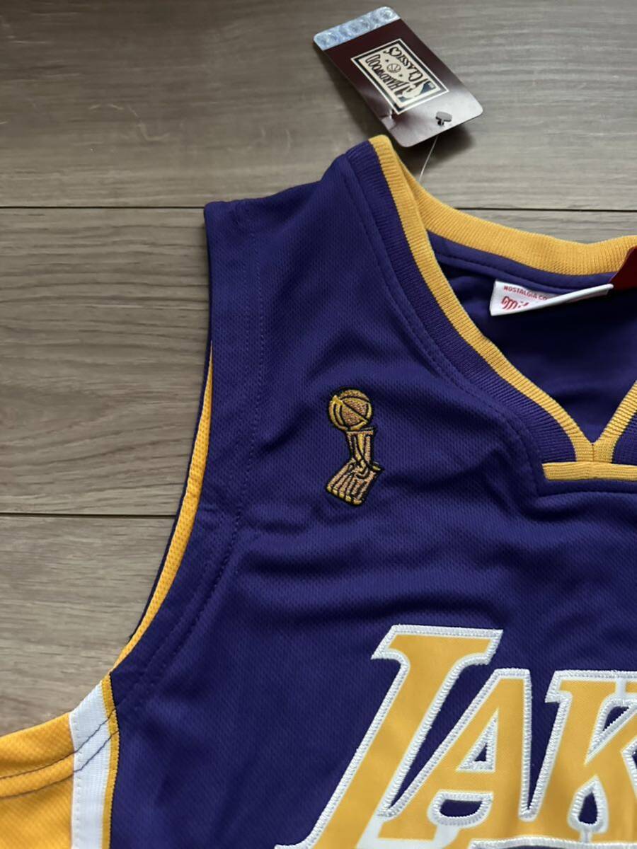 激レア NBA ロサンゼルス レイカーズ ユニフォーム コービー・ブライアント レプリカMサイズ 紫 未使用 刺繍番号 ミッチェルアンドネス製_画像5