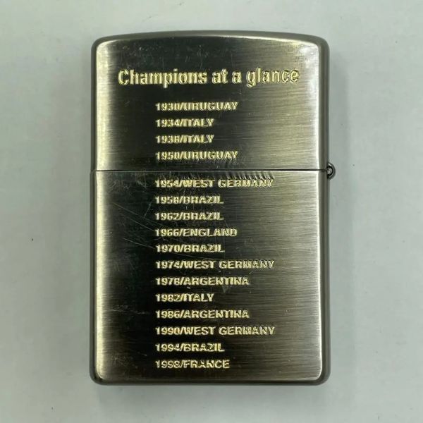 F384-U35-57 ◎Zippo ジッポー ローラー式オイルライター 2002年 FIFA 日韓ワールドカップ シルバーカラー サッカー 喫煙具 缶ケース付き③_画像3