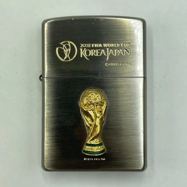 F384-U35-57 ◎Zippo ジッポー ローラー式オイルライター 2002年 FIFA 日韓ワールドカップ シルバーカラー サッカー 喫煙具 缶ケース付き③_画像2