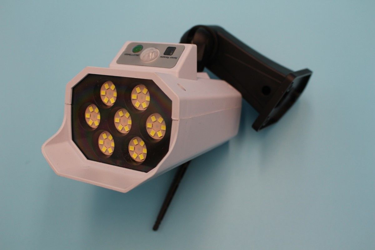 LED ソーラー センサーライト 屋外 防犯カメラ型 人感 自動点灯 太陽光充電 リモコン付 取説付 点滅 空き巣 泥棒 防犯 白