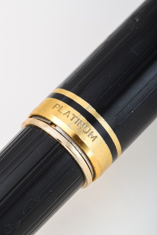 PLATINUM(プラチナ) 万年筆 ポケット ペン先18K 細字 品番p23-112_キャップのロゴ
